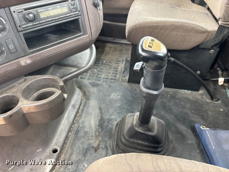 image for item DT0246 2015 Volvo Truck VNL semi truck