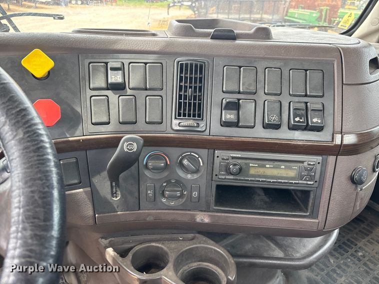 image for item DT0246 2015 Volvo Truck VNL semi truck