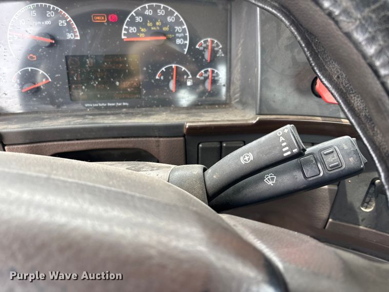 image for item DT0246 2015 Volvo Truck VNL semi truck