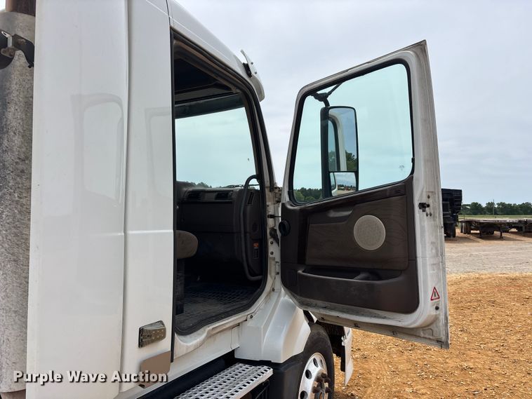image for item DT0246 2015 Volvo Truck VNL semi truck