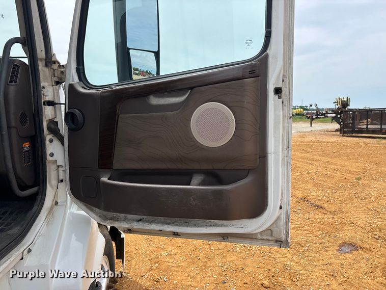 image for item DT0246 2015 Volvo Truck VNL semi truck