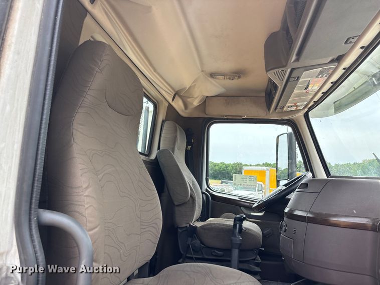 image for item DT0246 2015 Volvo Truck VNL semi truck