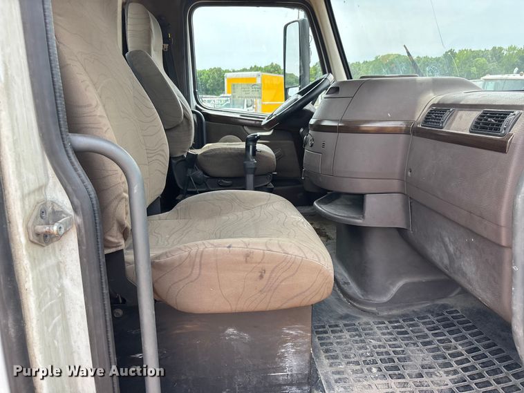 image for item DT0246 2015 Volvo Truck VNL semi truck