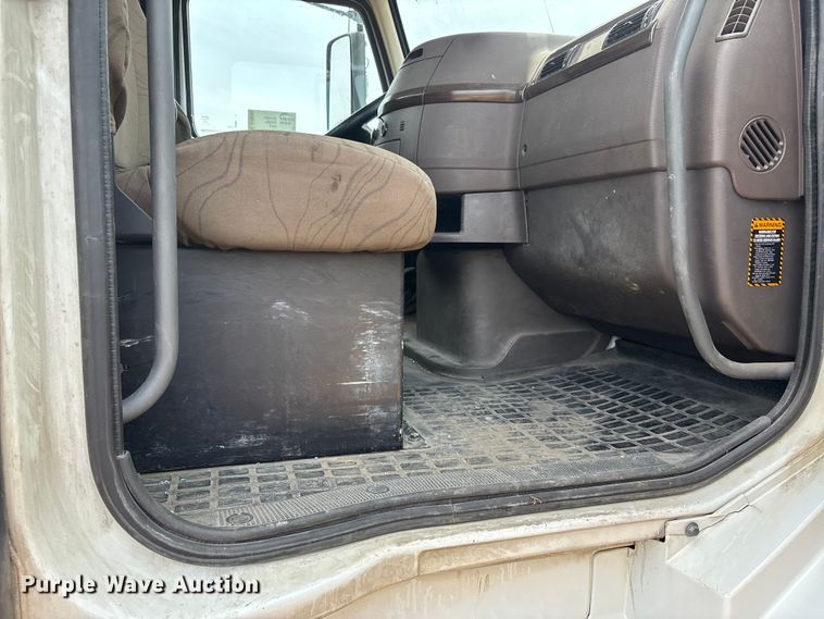 image for item DT0246 2015 Volvo Truck VNL semi truck