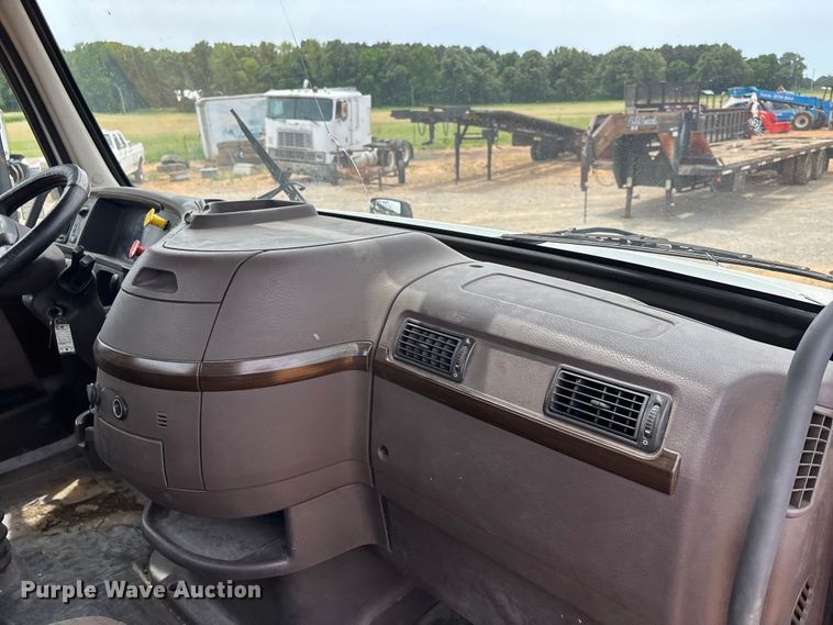 image for item DT0246 2015 Volvo Truck VNL semi truck