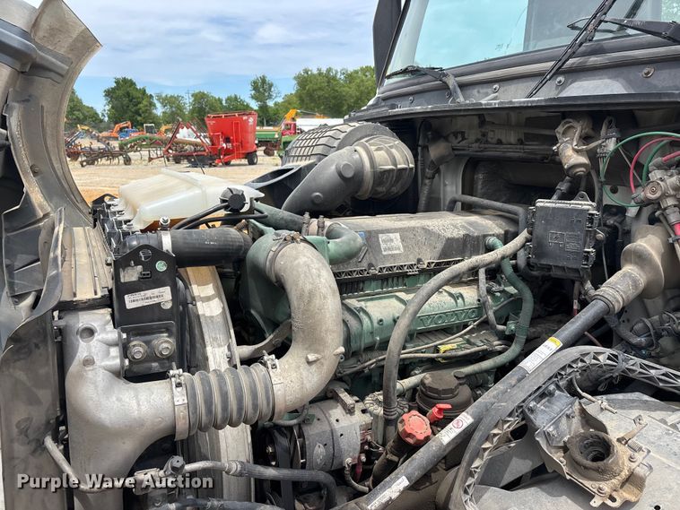 image for item DT0246 2015 Volvo Truck VNL semi truck