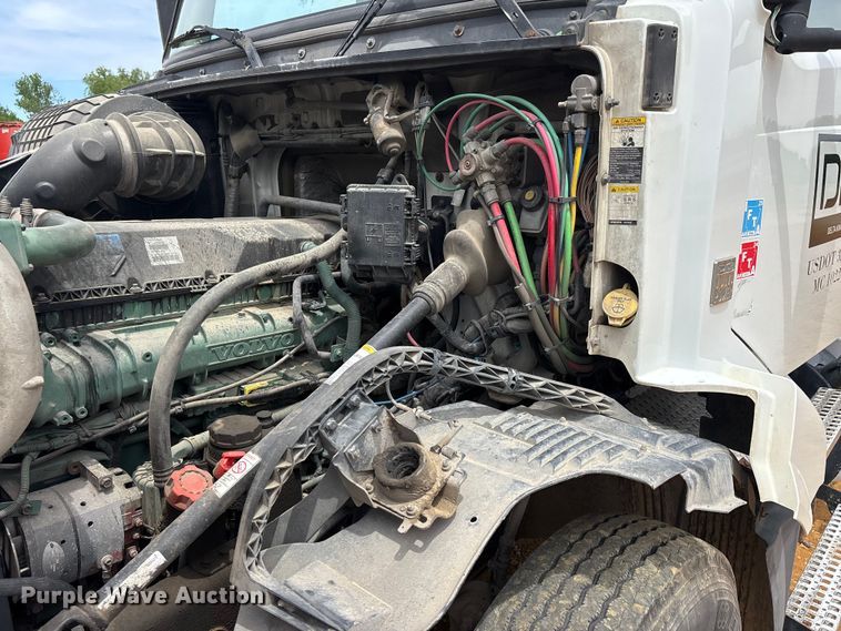 image for item DT0246 2015 Volvo Truck VNL semi truck