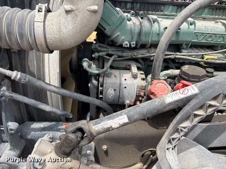 image for item DT0246 2015 Volvo Truck VNL semi truck