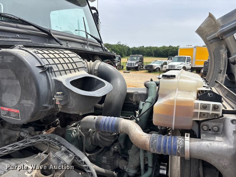 image for item DT0246 2015 Volvo Truck VNL semi truck