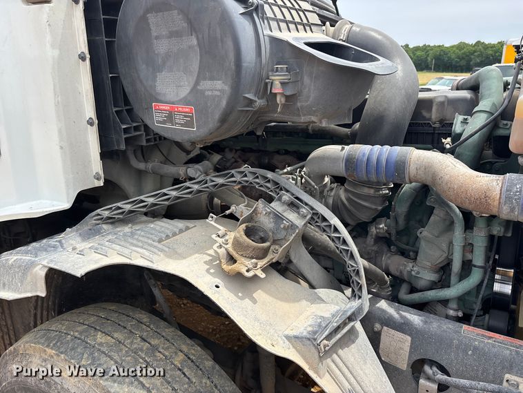 image for item DT0246 2015 Volvo Truck VNL semi truck
