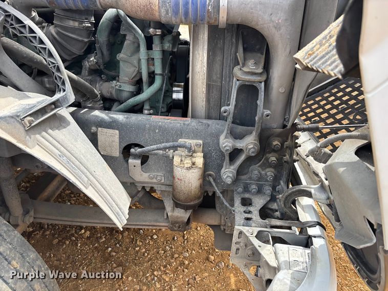 image for item DT0246 2015 Volvo Truck VNL semi truck