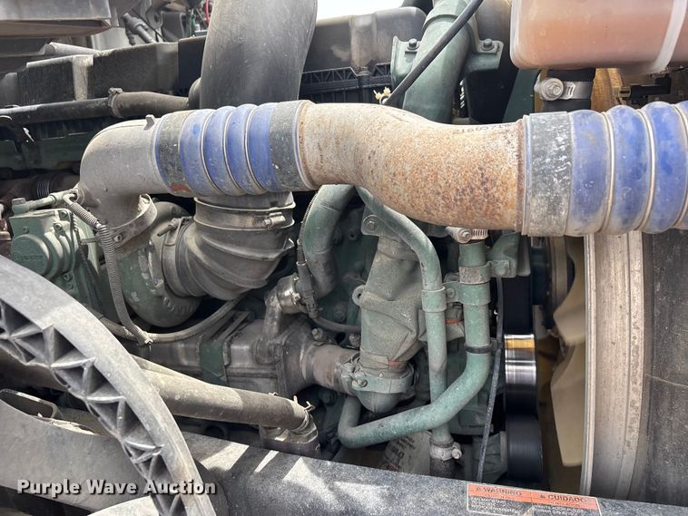 image for item DT0246 2015 Volvo Truck VNL semi truck