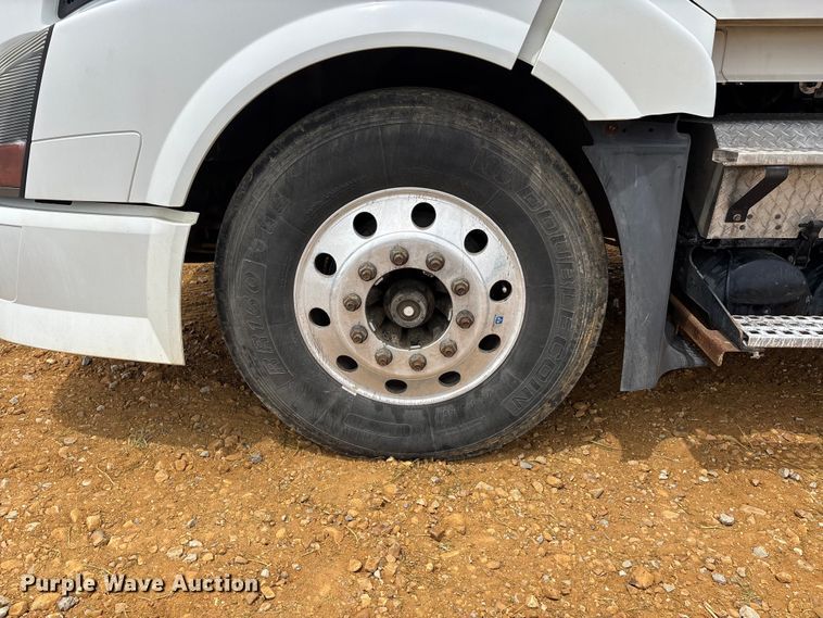 image for item DT0246 2015 Volvo Truck VNL semi truck