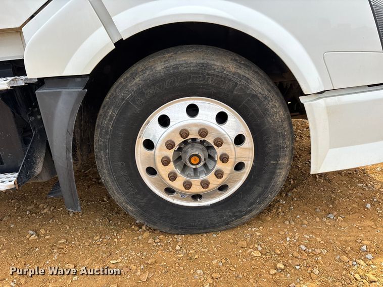 image for item DT0246 2015 Volvo Truck VNL semi truck