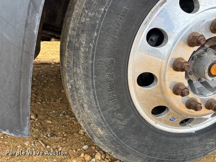 image for item DT0246 2015 Volvo Truck VNL semi truck