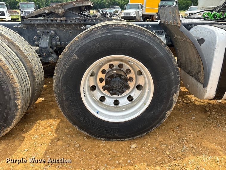 image for item DT0246 2015 Volvo Truck VNL semi truck