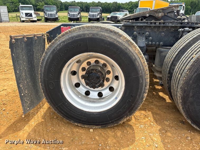 image for item DT0246 2015 Volvo Truck VNL semi truck