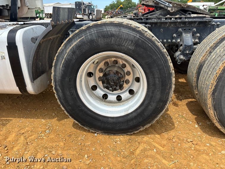 image for item DT0246 2015 Volvo Truck VNL semi truck