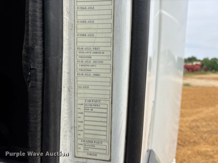 image for item DT0246 2015 Volvo Truck VNL semi truck