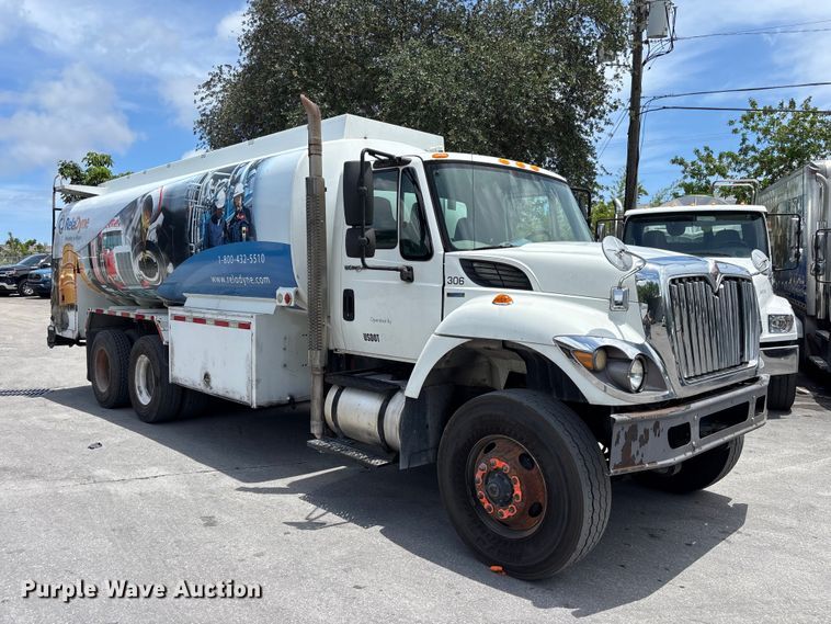 image for item DU0491 2010 International SF525 fuel / lube truck