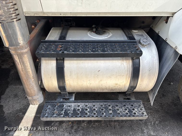 image for item DU0491 2010 International SF525 fuel / lube truck