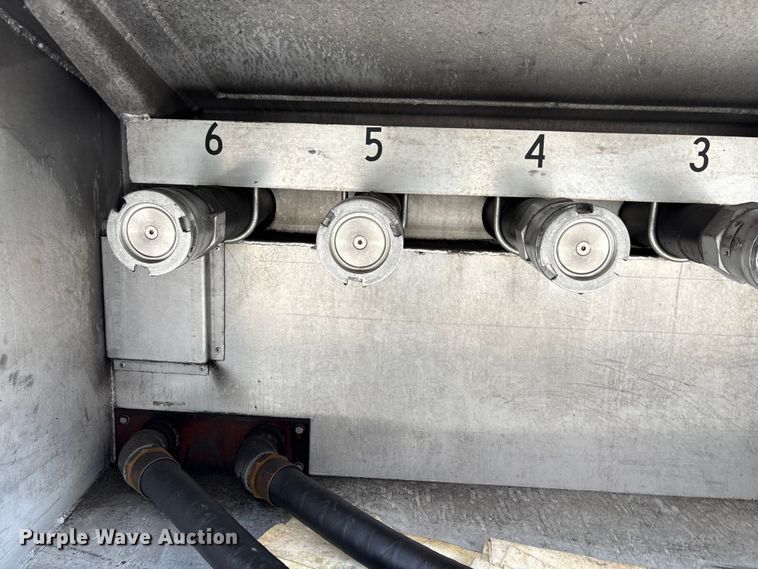 image for item DU0491 2010 International SF525 fuel / lube truck