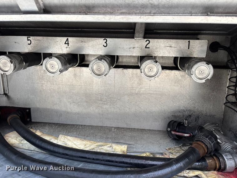 image for item DU0491 2010 International SF525 fuel / lube truck