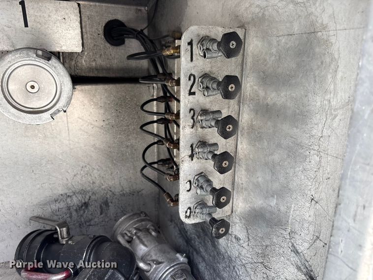 image for item DU0491 2010 International SF525 fuel / lube truck