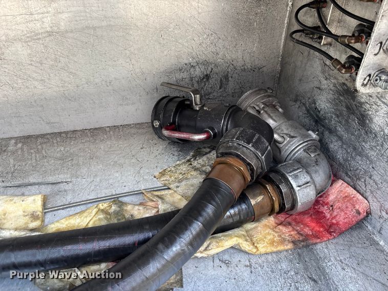 image for item DU0491 2010 International SF525 fuel / lube truck