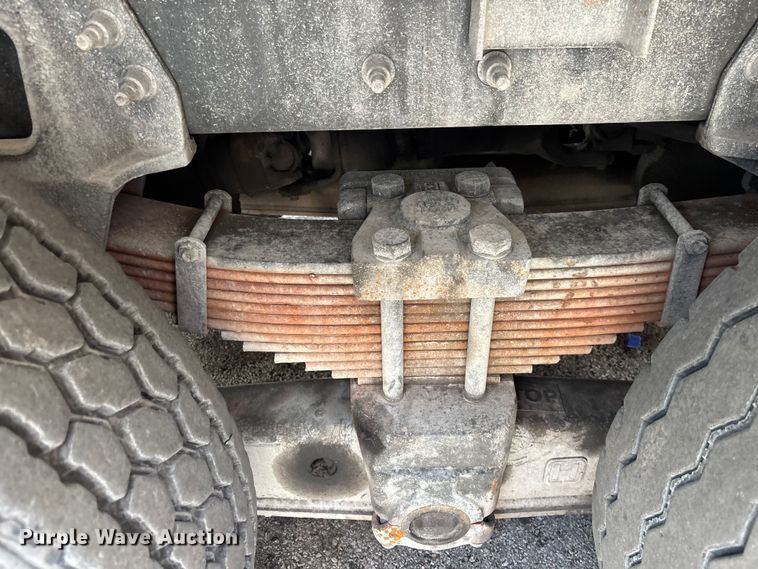 image for item DU0491 2010 International SF525 fuel / lube truck