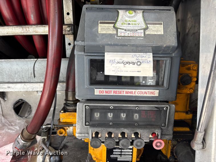 image for item DU0491 2010 International SF525 fuel / lube truck