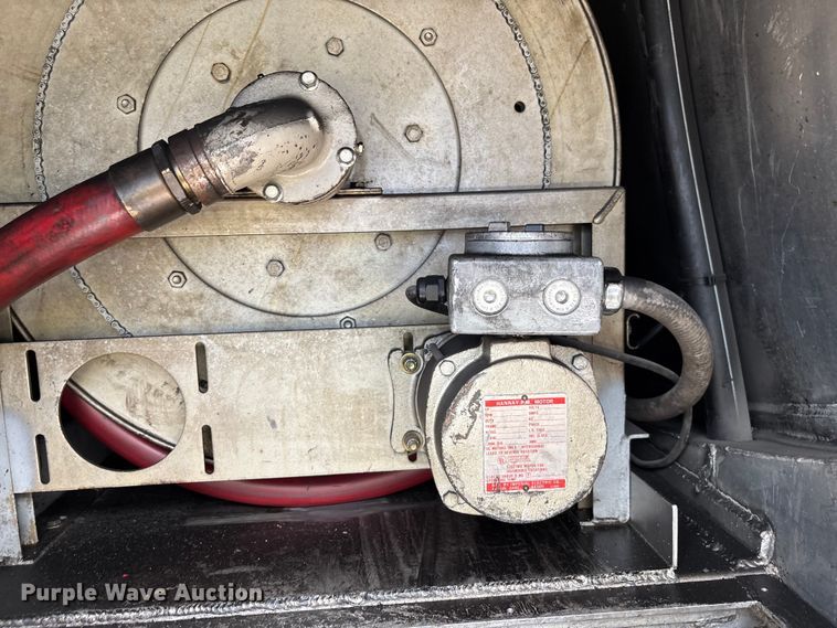 image for item DU0491 2010 International SF525 fuel / lube truck