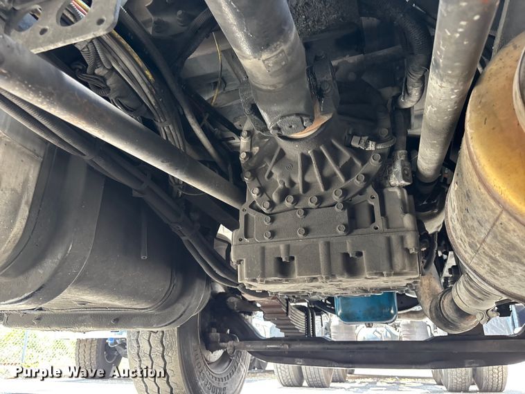 image for item DU0491 2010 International SF525 fuel / lube truck
