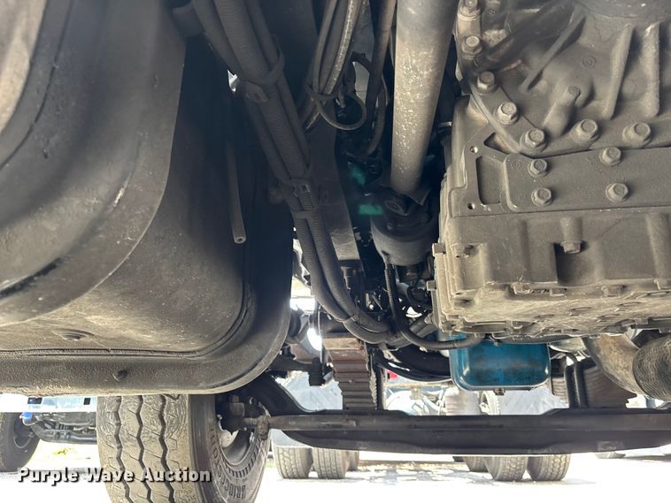 image for item DU0491 2010 International SF525 fuel / lube truck