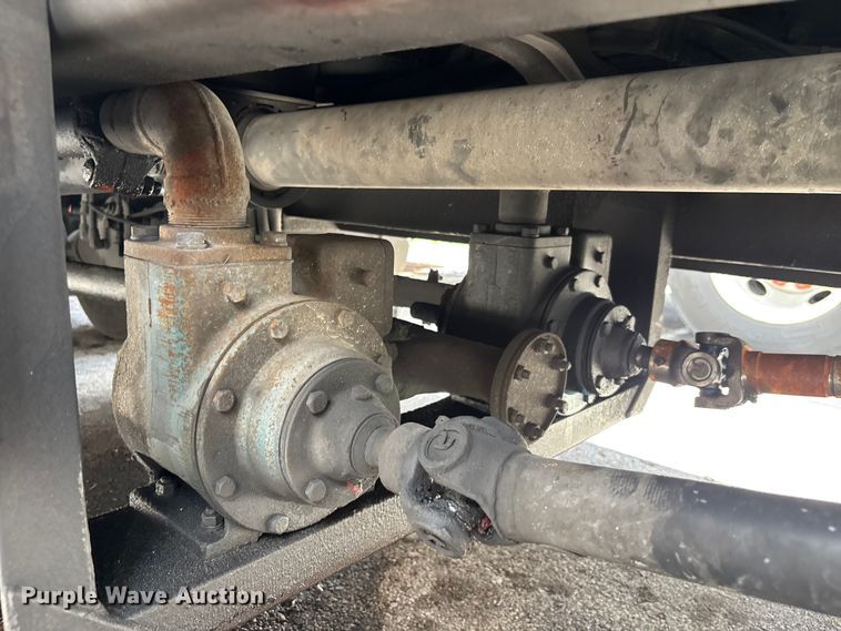 image for item DU0491 2010 International SF525 fuel / lube truck