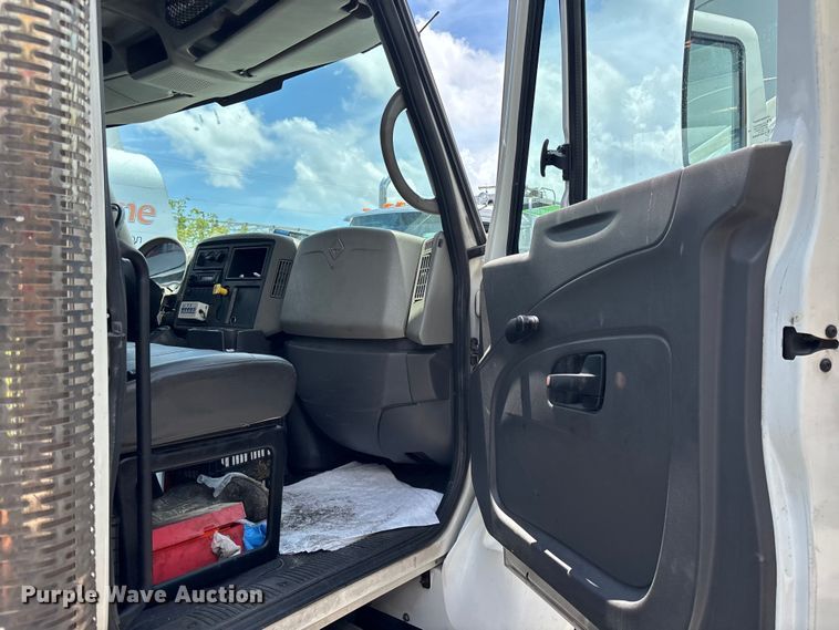 image for item DU0491 2010 International SF525 fuel / lube truck