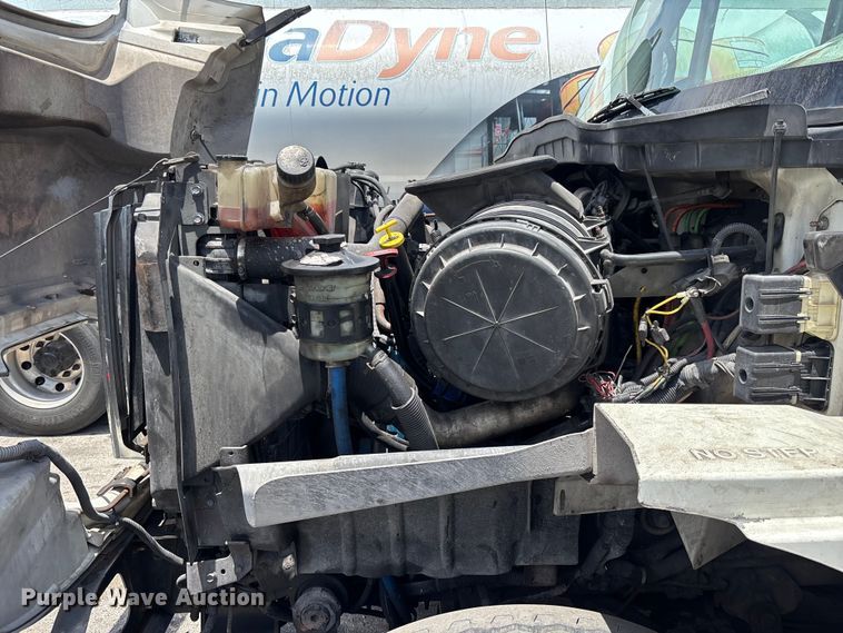 image for item DU0491 2010 International SF525 fuel / lube truck