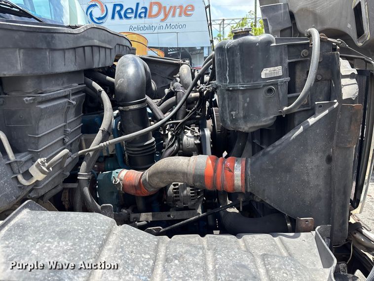 image for item DU0491 2010 International SF525 fuel / lube truck