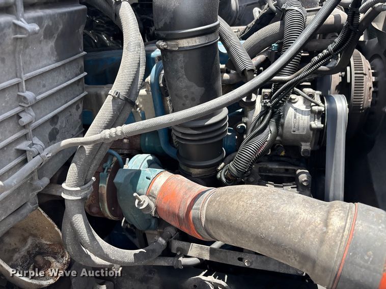 image for item DU0491 2010 International SF525 fuel / lube truck