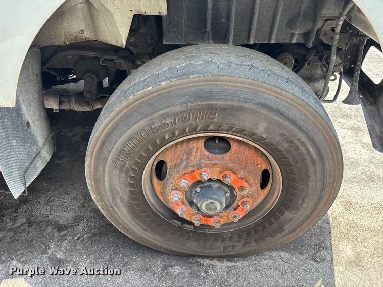 image for item DU0491 2010 International SF525 fuel / lube truck