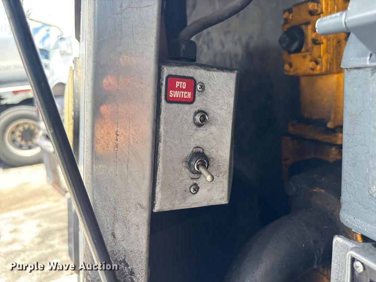 image for item DU0492 2017 Kenworth T370 fuel / lube truck