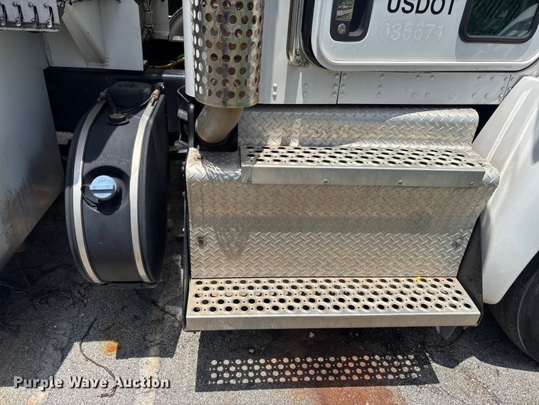 image for item DU0492 2017 Kenworth T370 fuel / lube truck