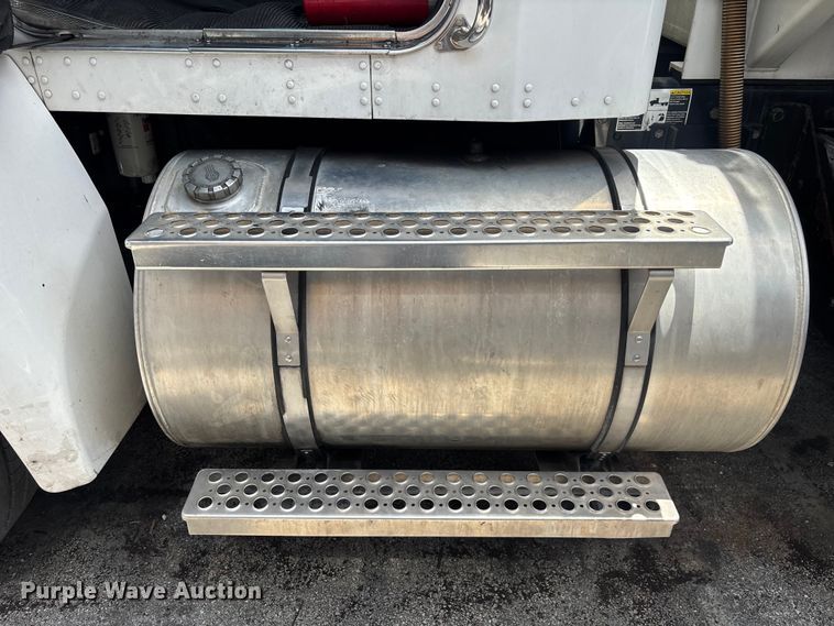 image for item DU0492 2017 Kenworth T370 fuel / lube truck