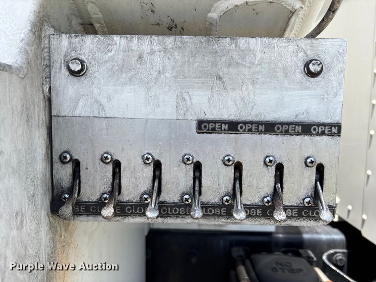 image for item DU0492 2017 Kenworth T370 fuel / lube truck