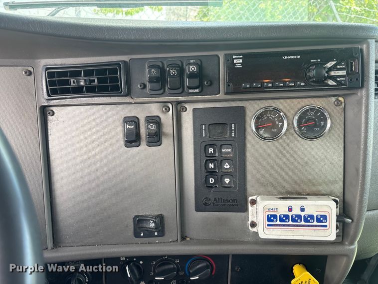 image for item DU0492 2017 Kenworth T370 fuel / lube truck