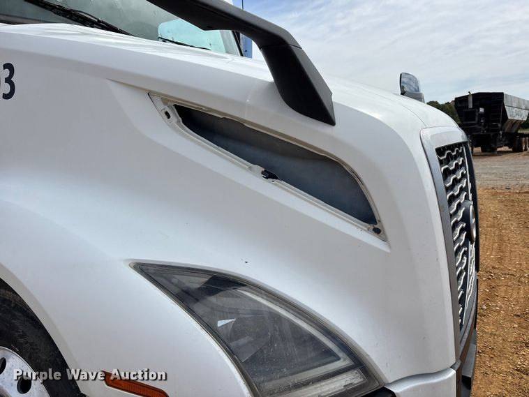 image for item DV4299 2019 Volvo Truck VNL semi truck
