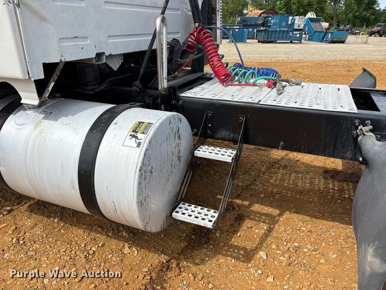 image for item DV4299 2019 Volvo Truck VNL semi truck