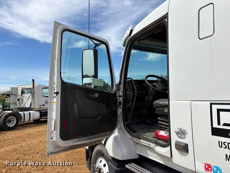 image for item DV4299 2019 Volvo Truck VNL semi truck