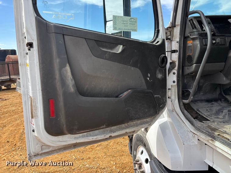image for item DV4299 2019 Volvo Truck VNL semi truck