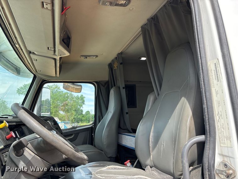 image for item DV4299 2019 Volvo Truck VNL semi truck